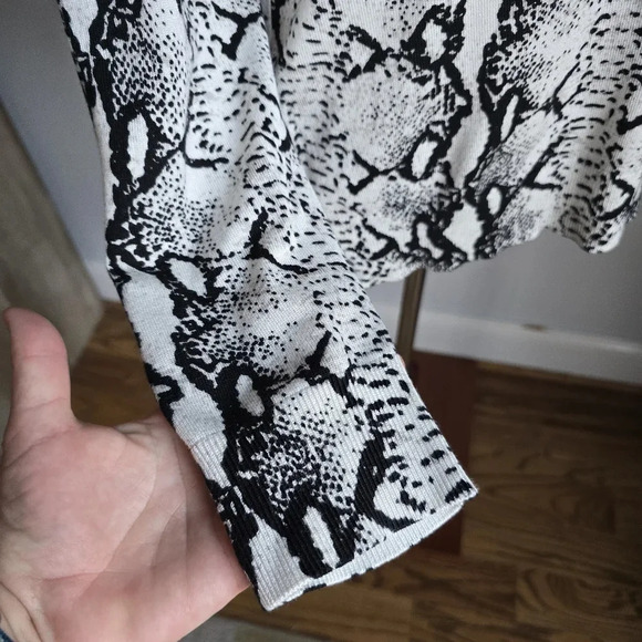 Revolve 525 America, New White Black Python Animal Print Mock Sweater Size XL - Picture 6 of 13